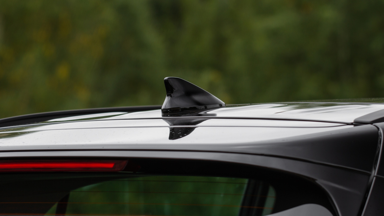 Esto es para qué sirve esa pequeña aleta de tiburón en la parte superior de tu auto
