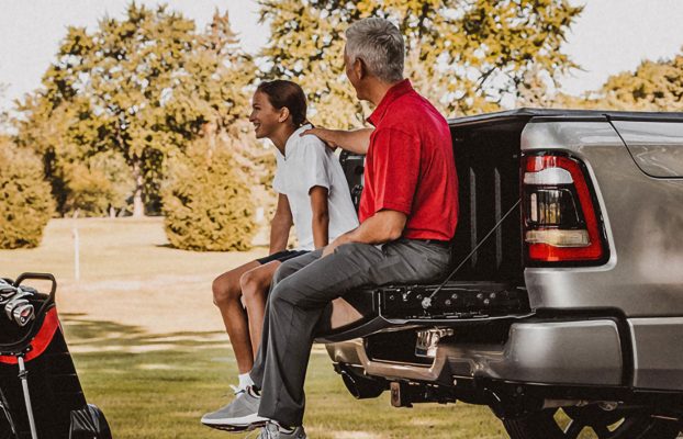 3 características interesantes del portón trasero multifunción de la Dodge RAM 1500