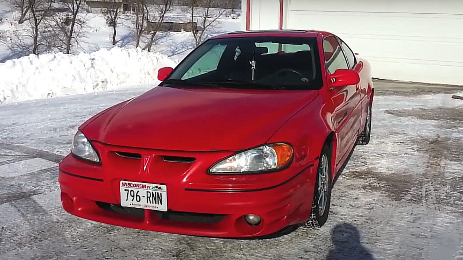 ¿Qué motor tiene un Pontiac Grand Am GT 2000 y cuántos caballos de fuerza tenía?