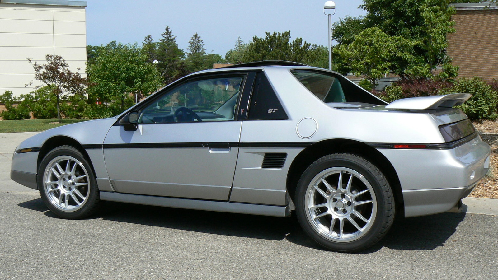 ¿Cuántos caballos de fuerza tenían los modelos Pontiac Fiero GT y cuáles eran sus velocidades máximas?