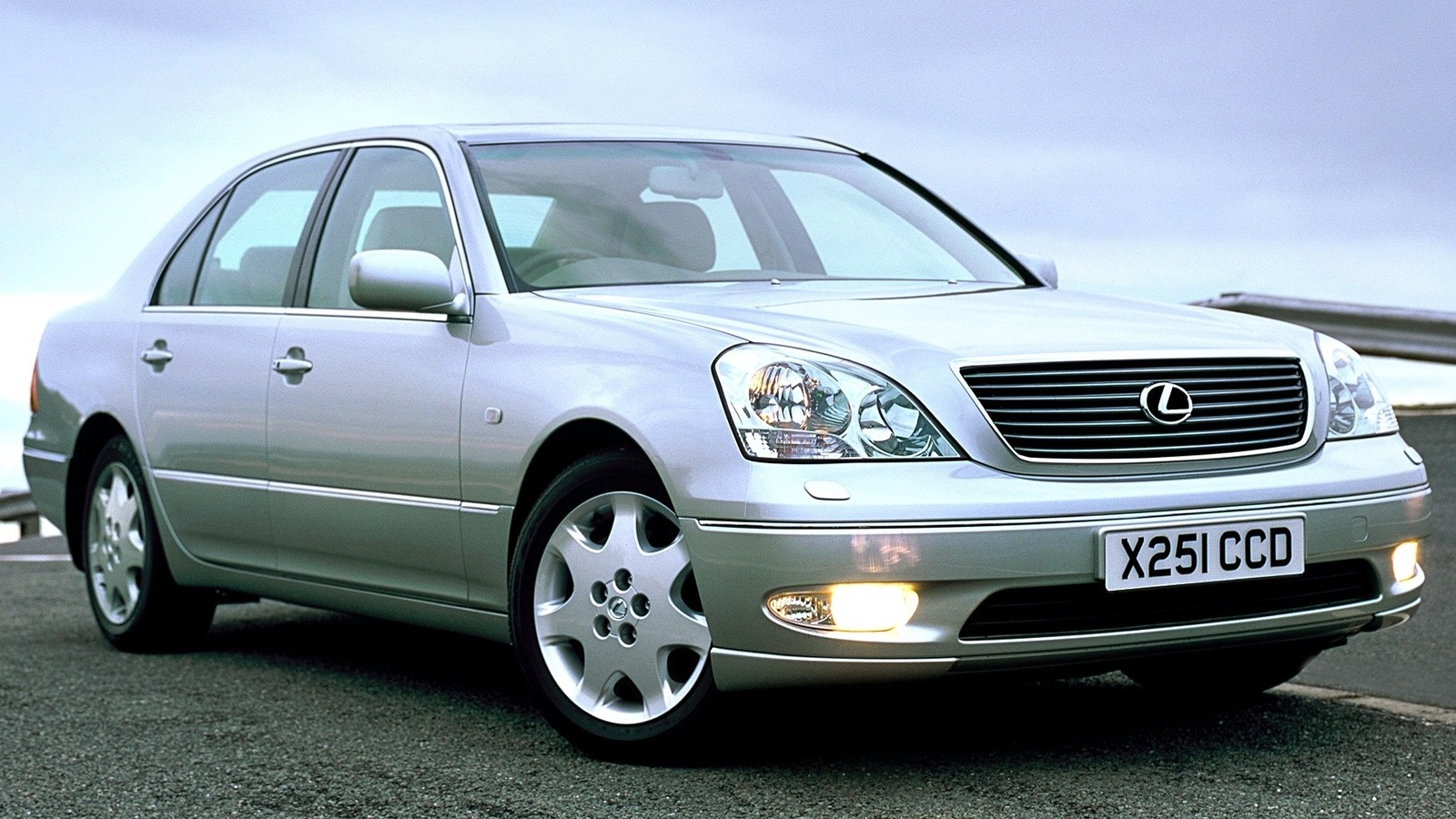 ¿Qué motor impulsaba el Lexus LS 430 y cuántos caballos de fuerza tenía?