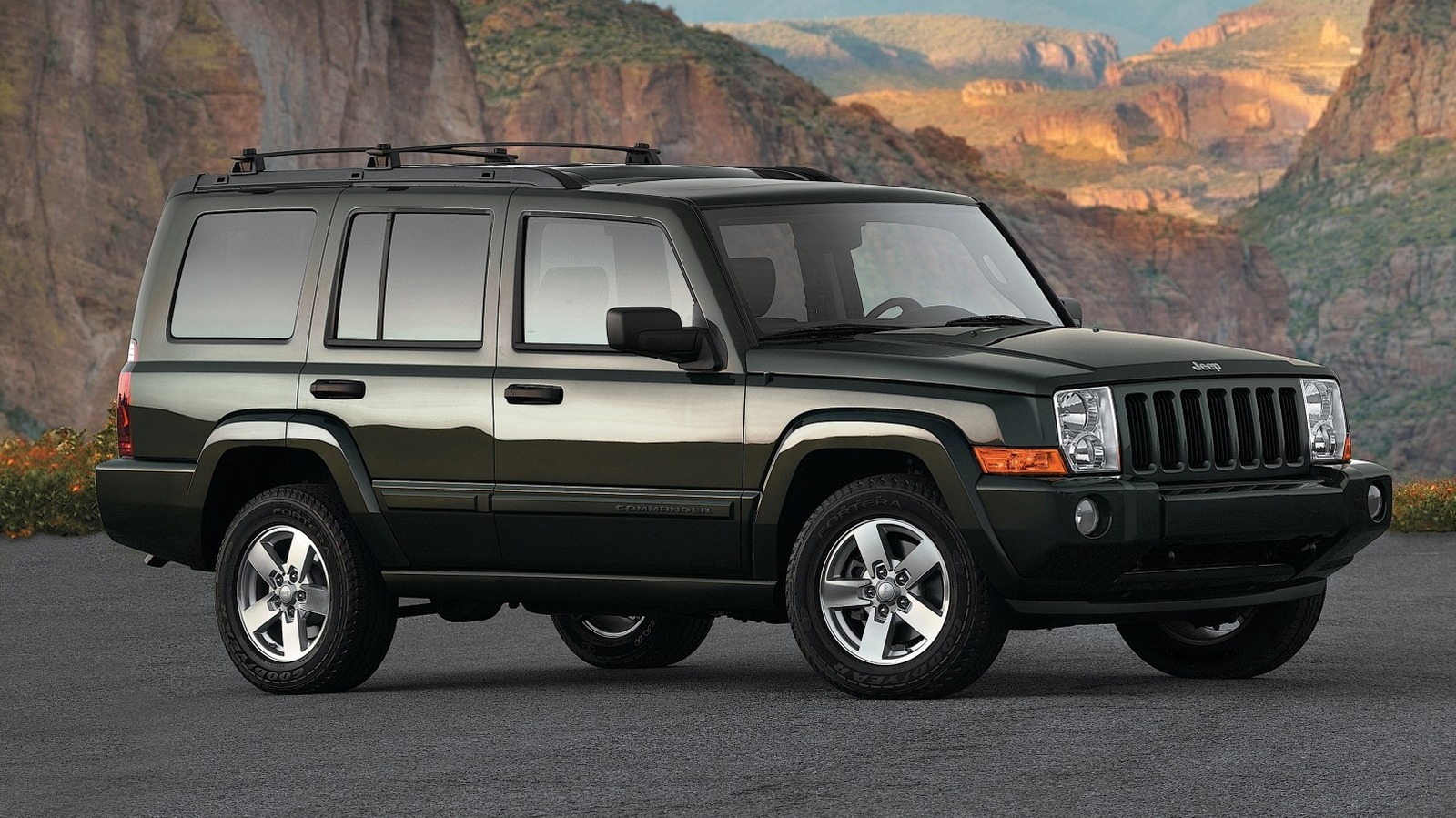 ¿Qué años de Jeep Commander tenían motores HEMI y cuántos caballos de fuerza tenían?