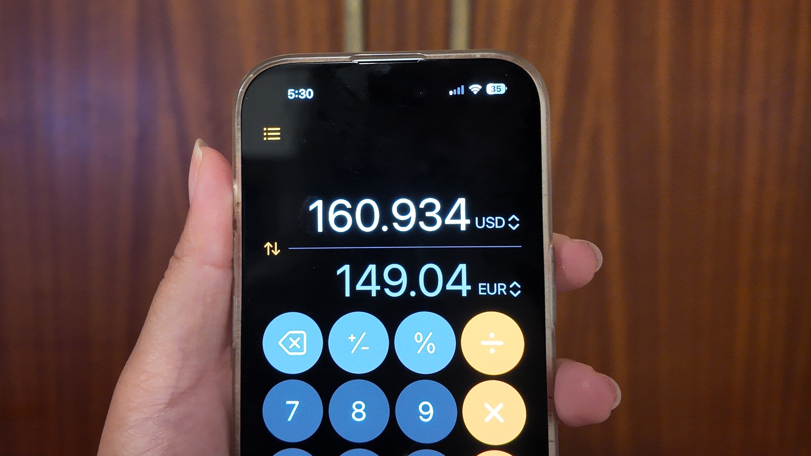 Cómo utilizar la función de conversor de divisas incorporada en su iPhone