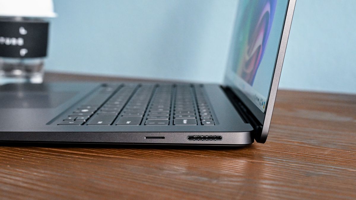 Olvídese de todas las filtraciones de la MacBook M4: la computadora portátil Microsoft Surface con CPU Intel Lunar Lake acaba de aparecer en la naturaleza y podría ser una computadora portátil de ensueño