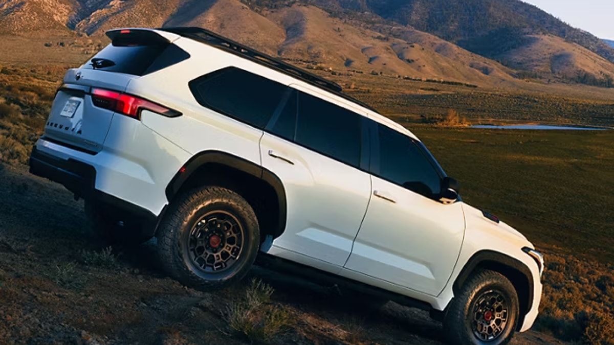 Se informa que Toyota y Suzuki colaboran para lanzar un vehículo eléctrico compacto en 2025
