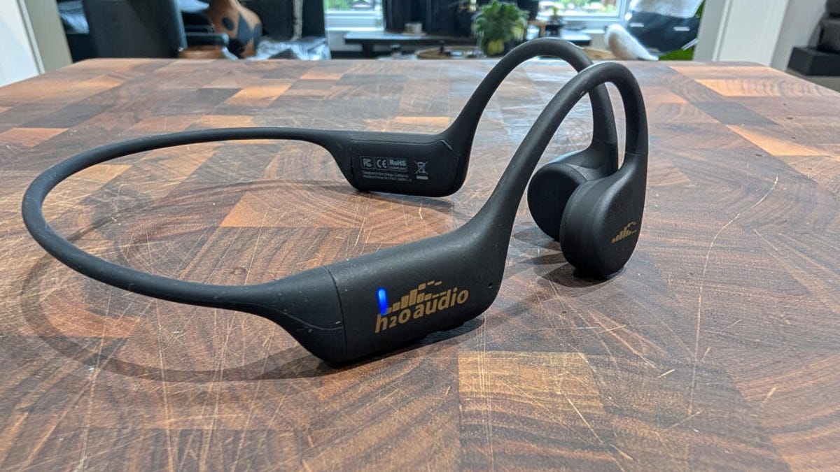Estos auriculares de conducción ósea ofrecen el mejor sonido y un truco genial para los nadadores