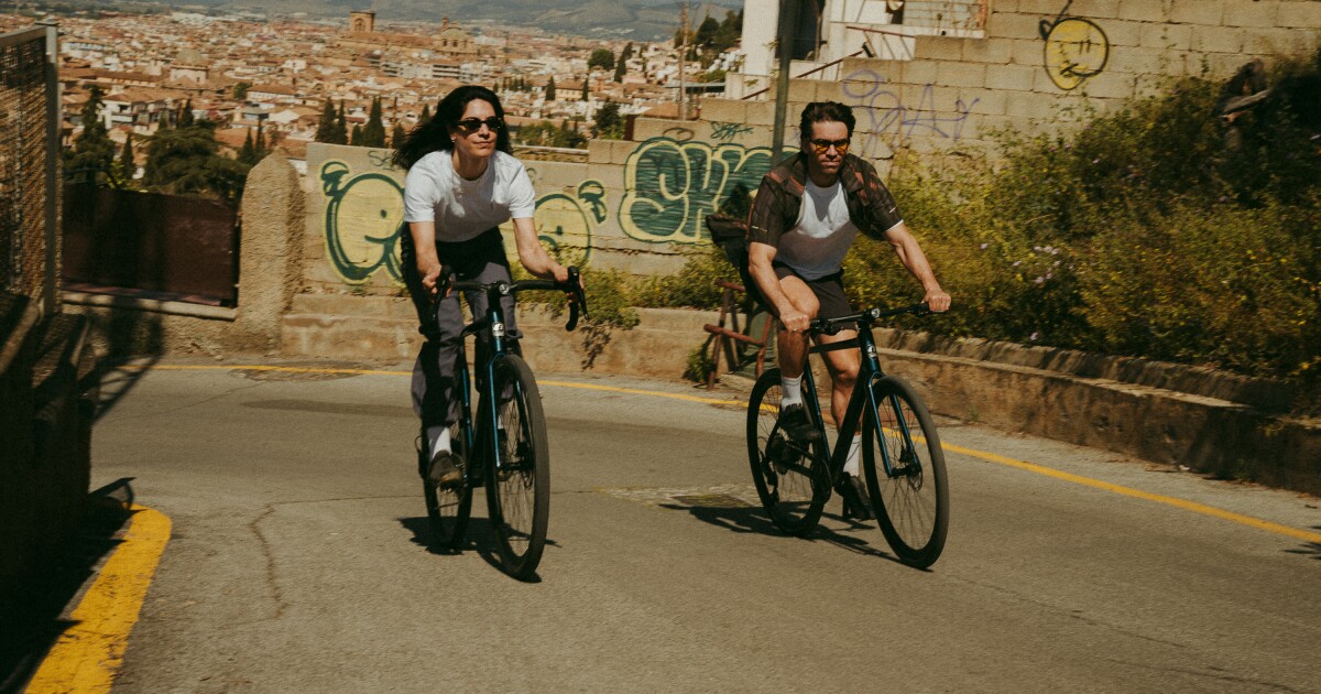 Bicicleta eléctrica de carbono liviana y de líneas suaves, lista para impulsar tu aventura