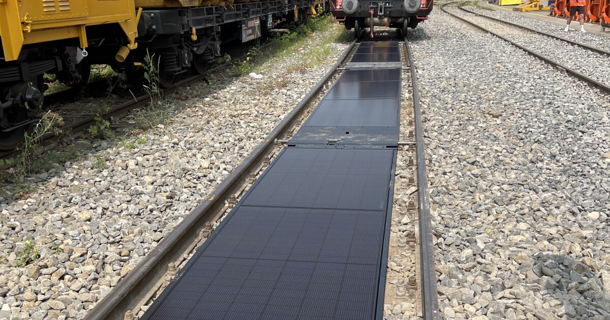 El proyecto de energía solar llega a los rieles con un piloto de panel entre vías