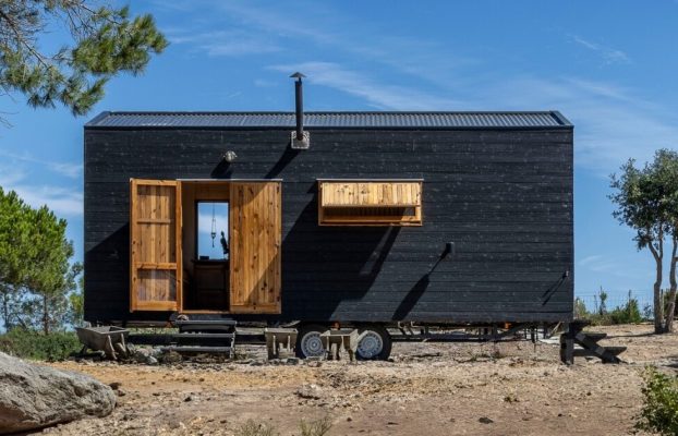 Una pequeña casa de madera adopta la técnica tradicional japonesa de carpintería