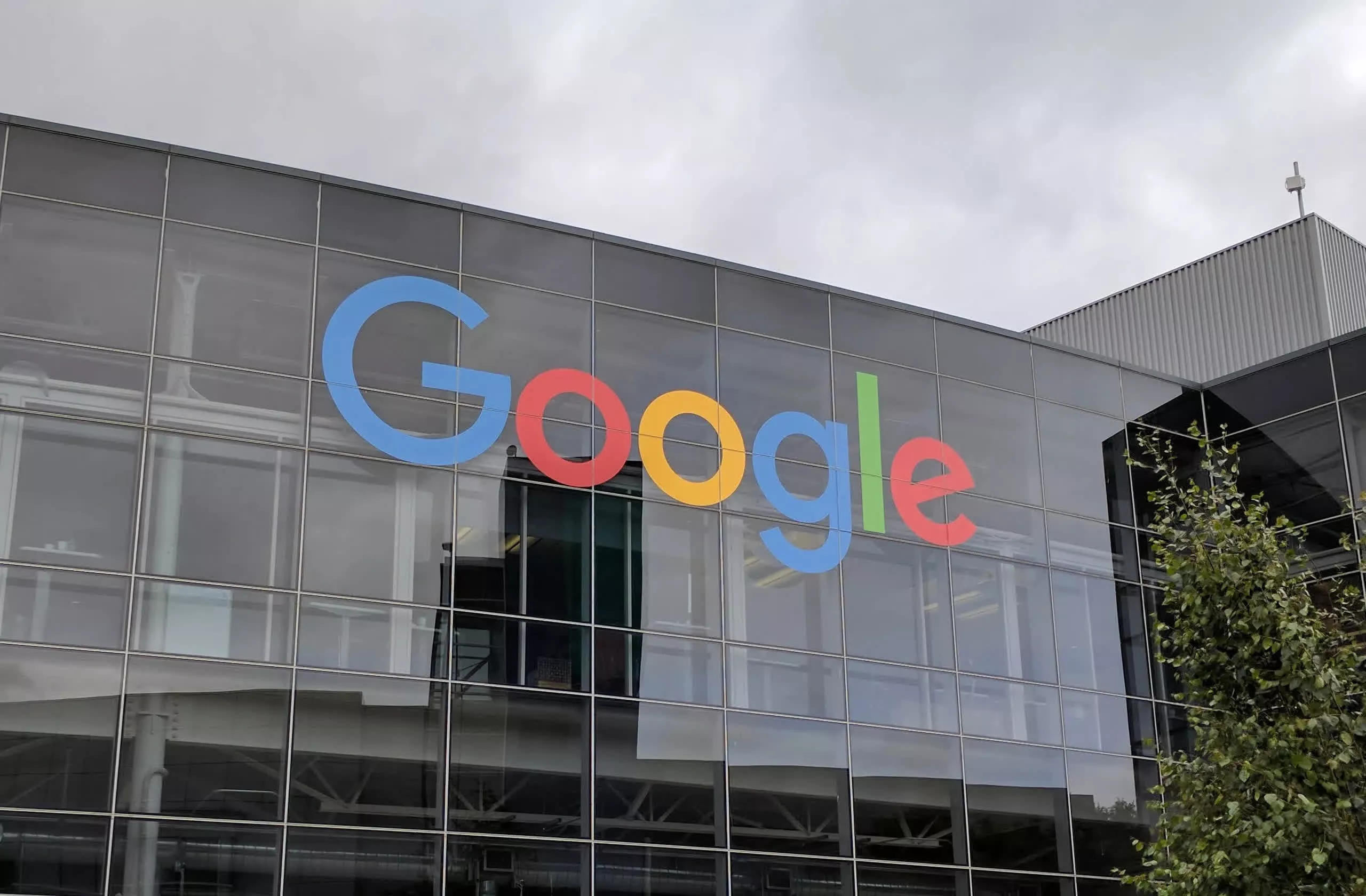 Google se enfrenta a una demanda británica de 9.000 millones de dólares tras un fallo sobre el monopolio en EE.UU.