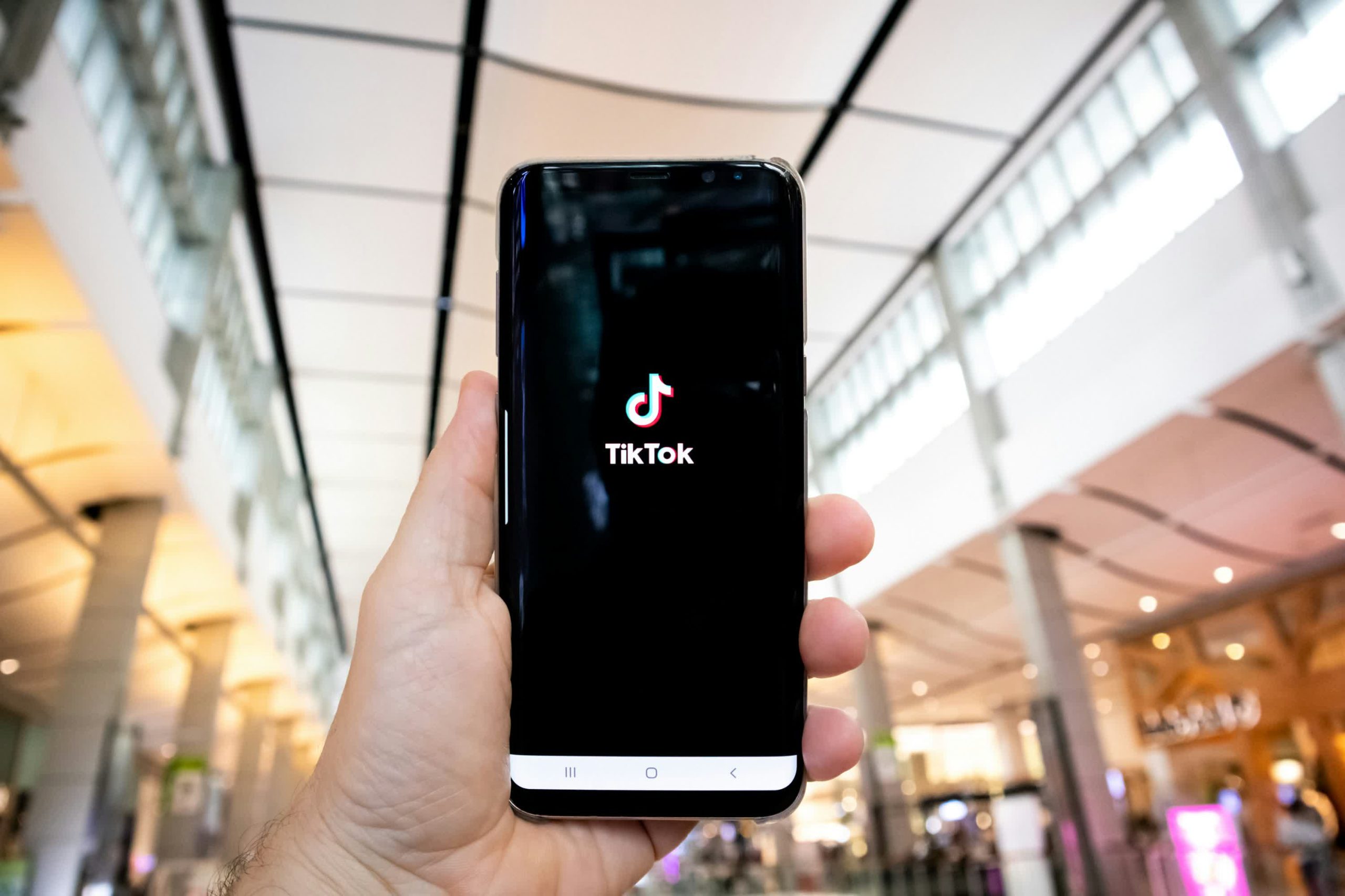 La demanda alega que el contenido dañino en TikTok contribuyó a la muerte de dos adolescentes