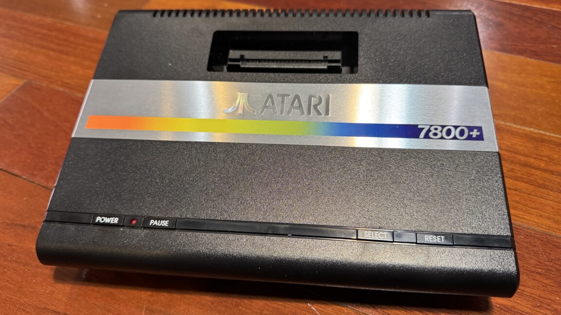 El Atari 7800+ es un vistazo sencillo a una era de juegos olvidada