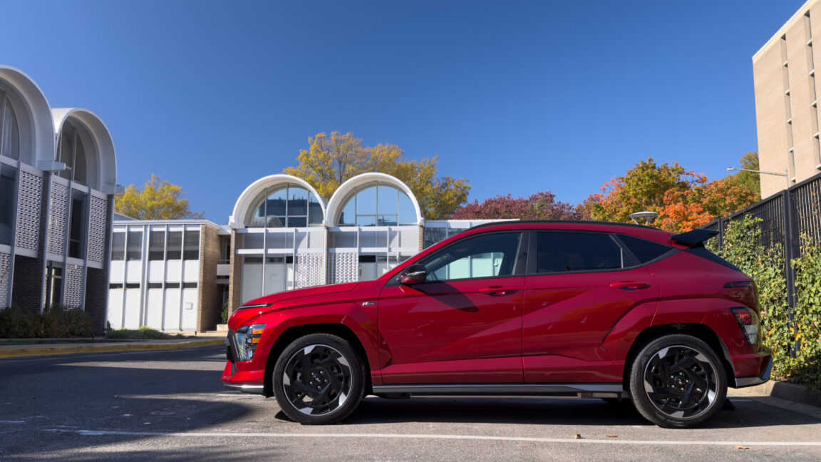 ¿Estás cansado de los vehículos eléctricos de gran tamaño? El Hyundai Kona Electric 2025 da en el clavo.