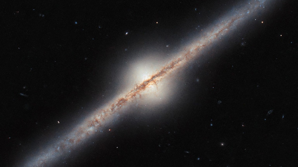 El Telescopio Espacial Hubble Capta Una Rara Vista De Borde De Una Galaxia Espiral Ubicada A Millones De Años Luz De Distancia