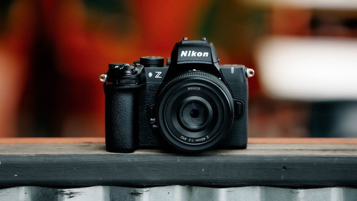 Nikon presenta la Z50 II: una modesta actualización de su cámara sin espejo para aficionados con una crisis de identidad