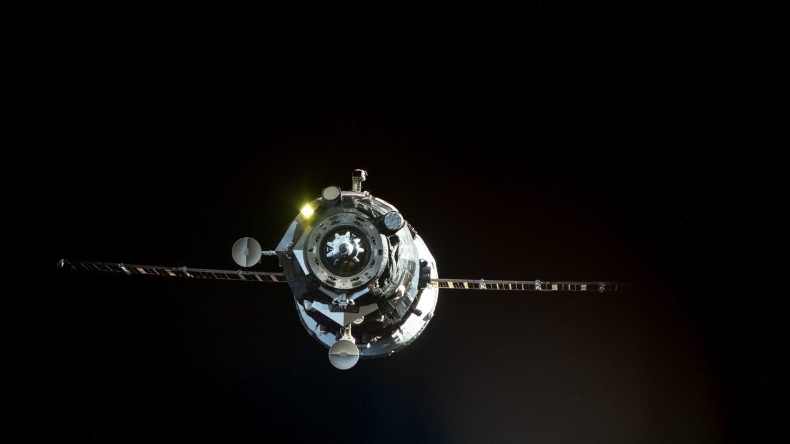 Después de que un barco ruso atraca en la estación espacial, los astronautas informan de un olor fétido