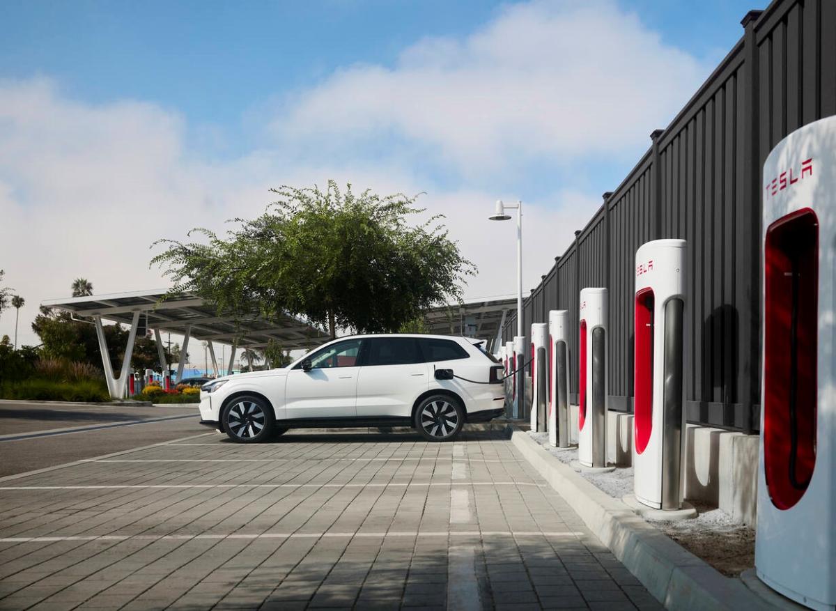 Los conductores de Volvo EV pueden comenzar a utilizar la red Supercharger de Tesla este mes