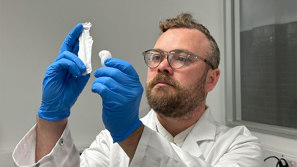 Mata dos pájaros de un tiro: el material de poliestireno reciclado que parece una pluma de pájaro podría usarse para generar electricidad a partir de la energía residual del aire.