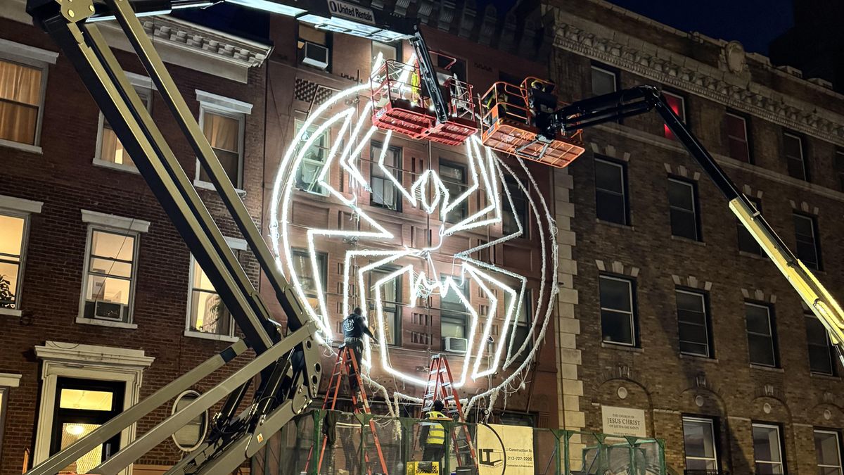 Spider-Man: Beyond the Spider-Verse podría estar a punto de recibir una emocionante actualización de lanzamiento cuando los fanáticos vean un gran logotipo de Miles Morales en el centro de Nueva York.