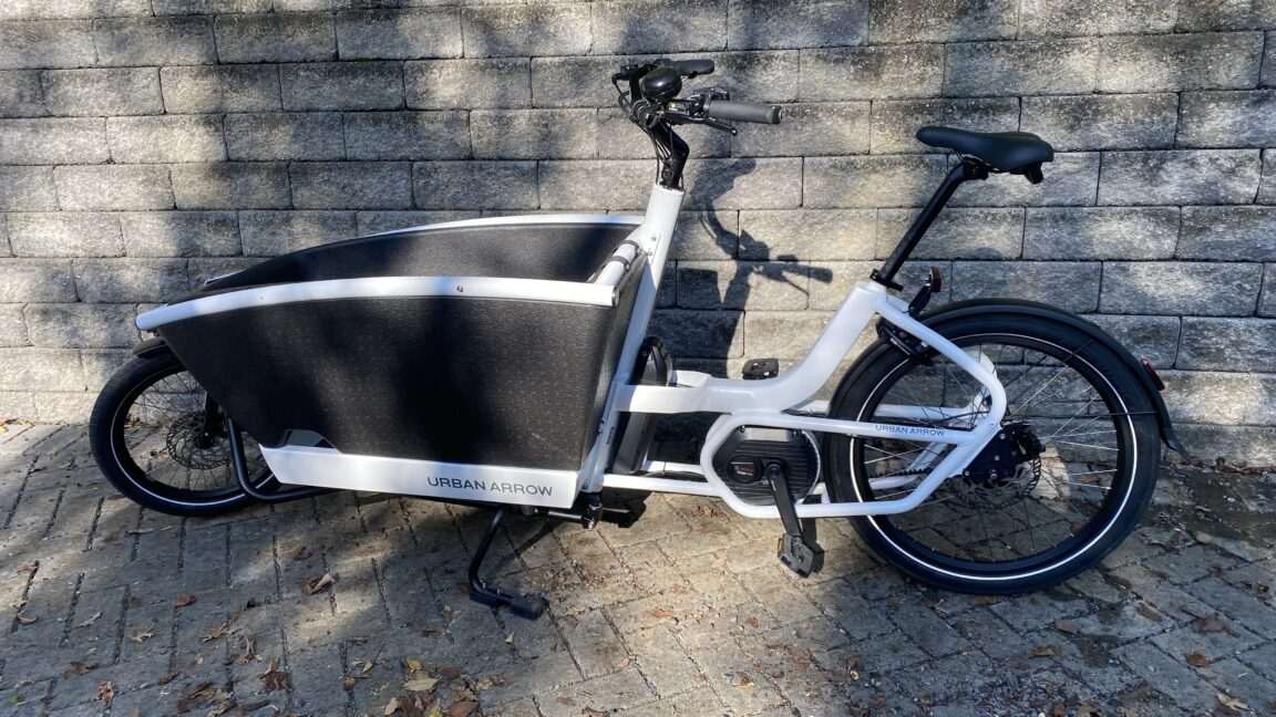 El cargador frontal de Urban Arrow es un transportador de carga/niños elegante y funcional