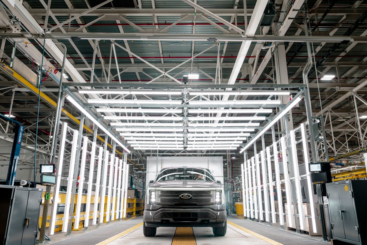 Ford detiene la producción de la F-150 Lightning mientras el Tesla Cybertruck se calienta