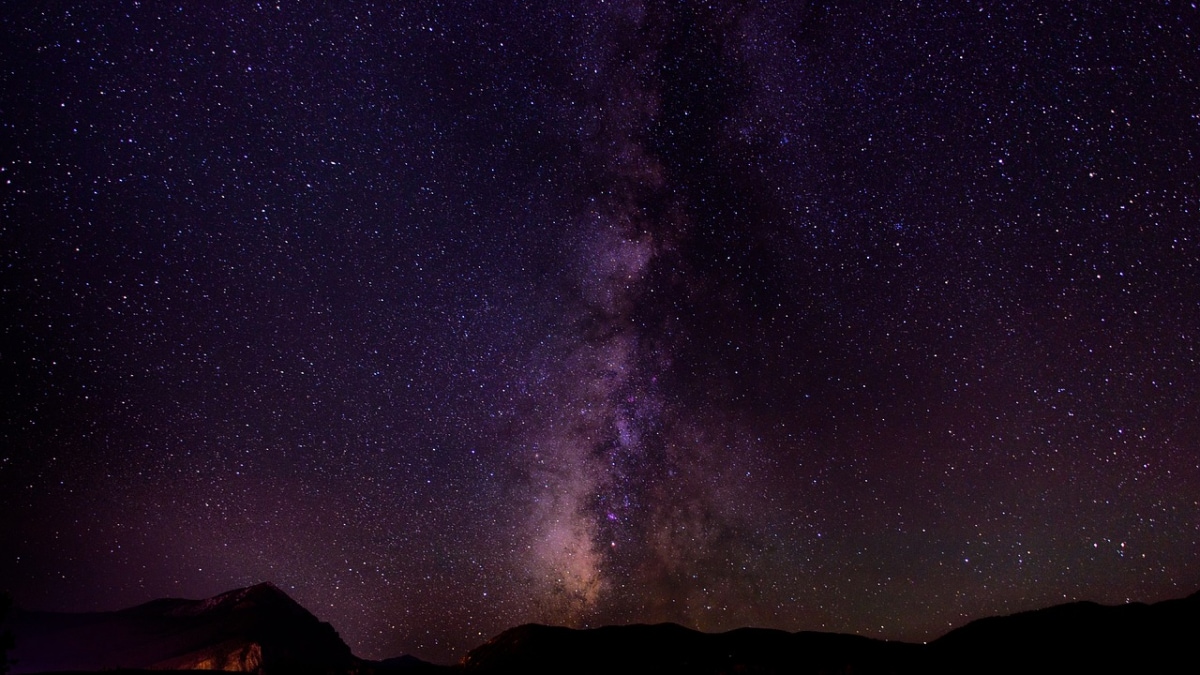 Astrofotógrafo captura la Vía Láctea sobre los moai de la Isla de Pascua durante el eclipse