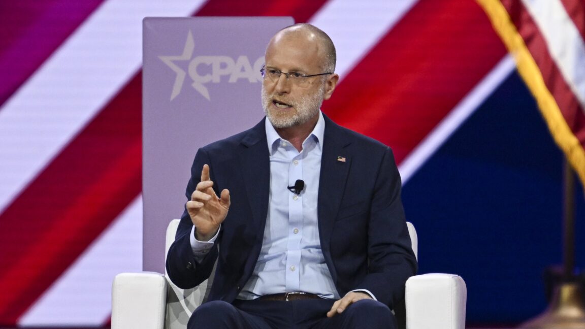 El presidente de la FCC, Brendan Carr, está dejando que los ISP se fusionen, siempre y cuando terminen los programas DEI