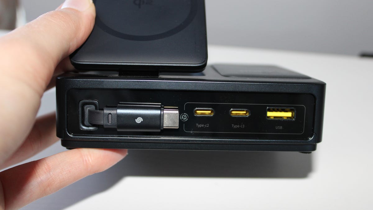 Esta estación de carga 5 en 1 redujo el desorden de cables de mi escritorio y ya está a la venta