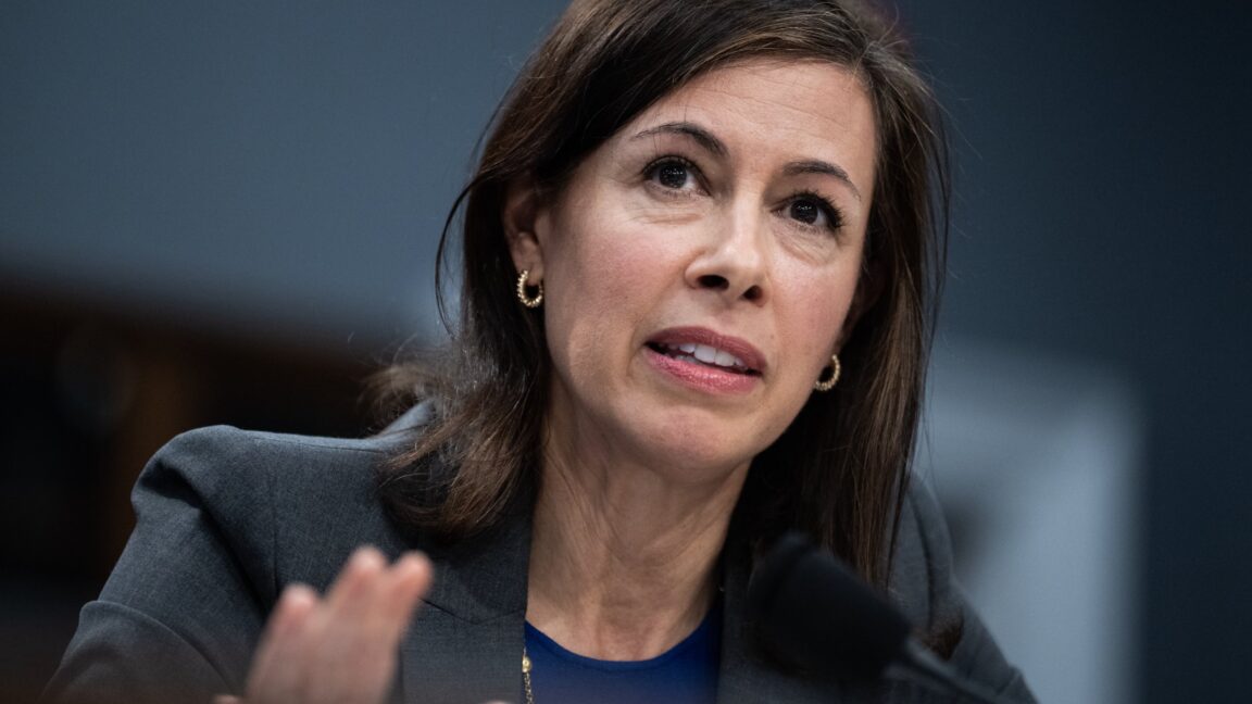 La presidenta de la FCC anuncia su salida, allanando el camino para la mayoría republicana