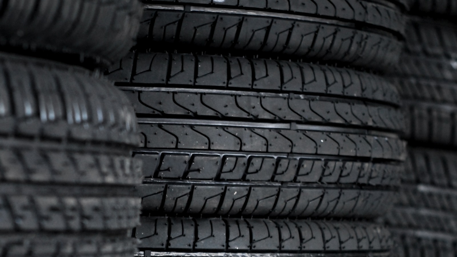 Para qué sirven esos pequeños pelos de goma de los neumáticos de los coches