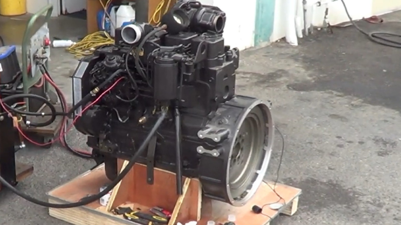 ¿Cuántos caballos de fuerza tiene un Cummins 4BT y cuánto cuesta el motor armado?