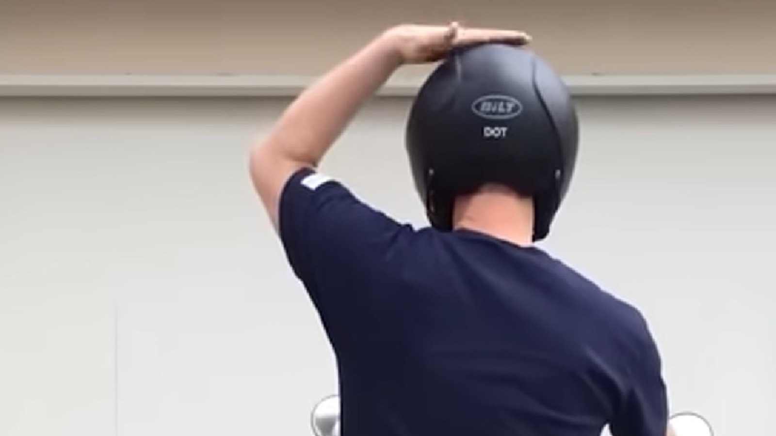 ¿Qué significa cuando un motociclista golpea la parte superior de su casco?