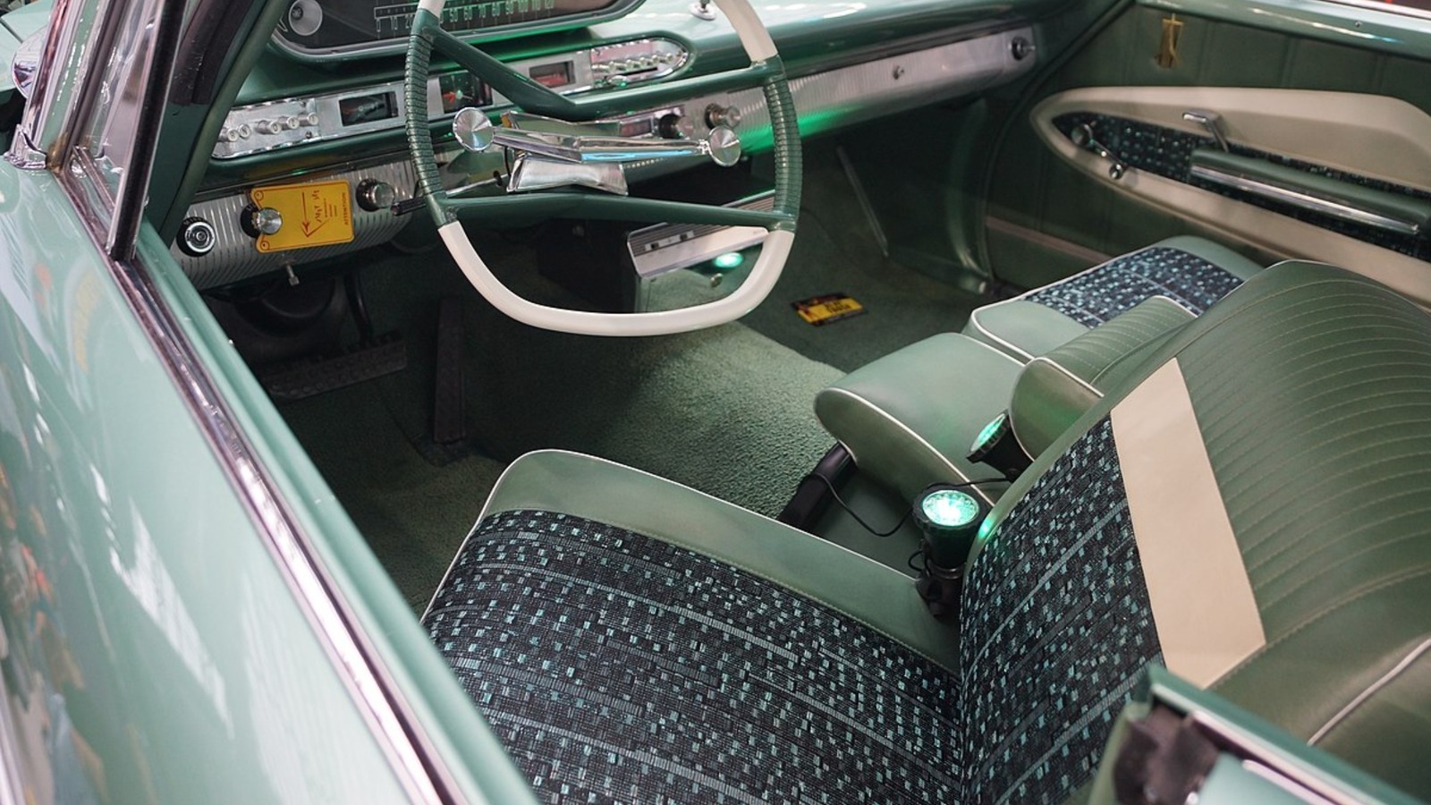 5 autos clásicos que presentaban asientos delanteros giratorios