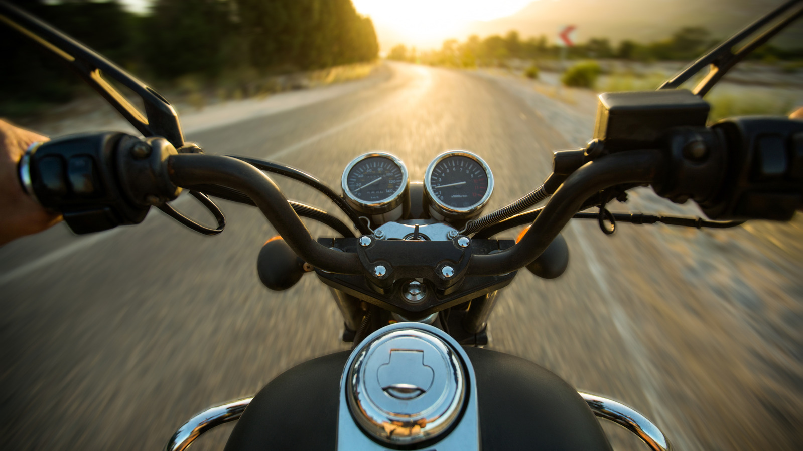 ¿Por qué algunos motociclistas cuelgan cuerdas del manillar de la motocicleta?