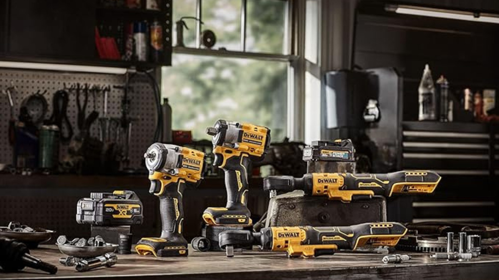 7 herramientas DeWalt asequibles que deben estar en la caja de herramientas de todo propietario