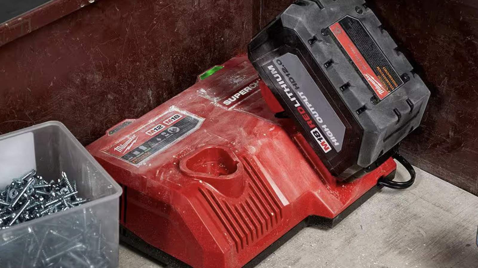 Por qué el cargador de batería de Milwaukee parpadea en rojo y verde (y cómo solucionarlo)