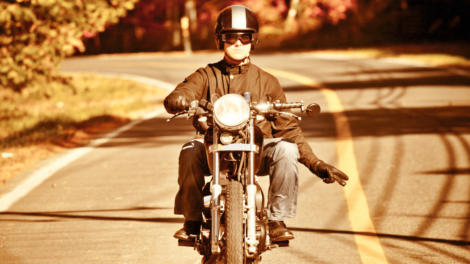 ¿Qué significa cuando un motociclista señala con dos dedos hacia abajo?