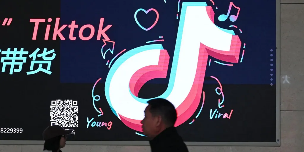 Por qué saltar compulsivamente de un vídeo a otro en TikTok o YouTube aumenta el aburrimiento
