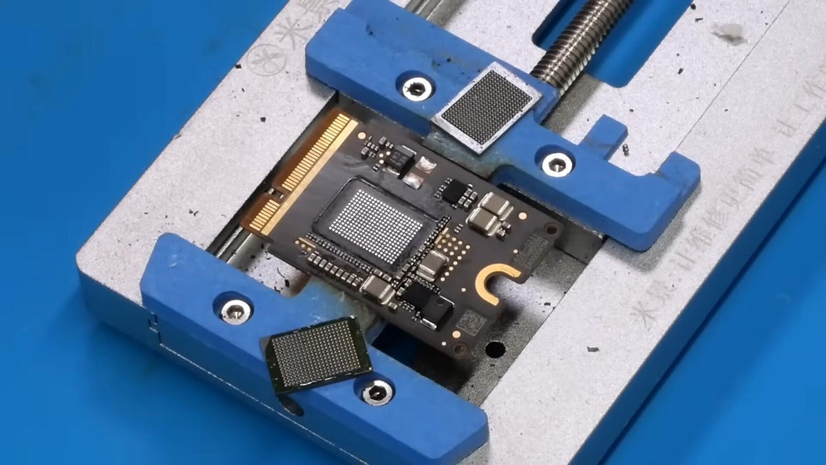 Puedes actualizar el almacenamiento en el nuevo Mac mini M4, pero tendrás que ser valiente