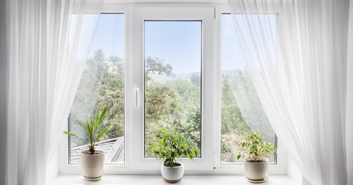 El revestimiento de ventanas refleja el calor para enfriar los edificios 40 grados