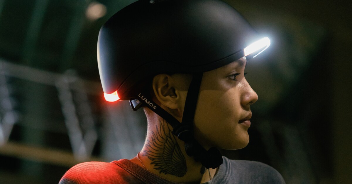 Un inteligente casco de bicicleta incluye luces, intermitentes y detección de accidentes