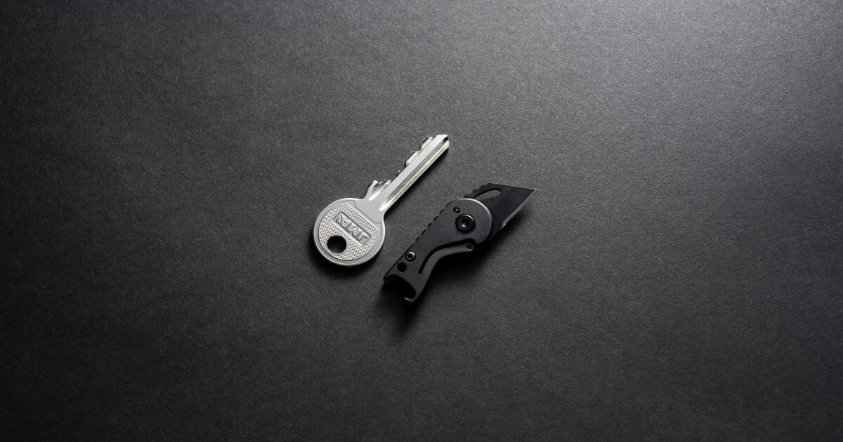 Pequeño pero poderoso cuchillo de acero lo suficientemente pequeño como para guardarlo en su billetera