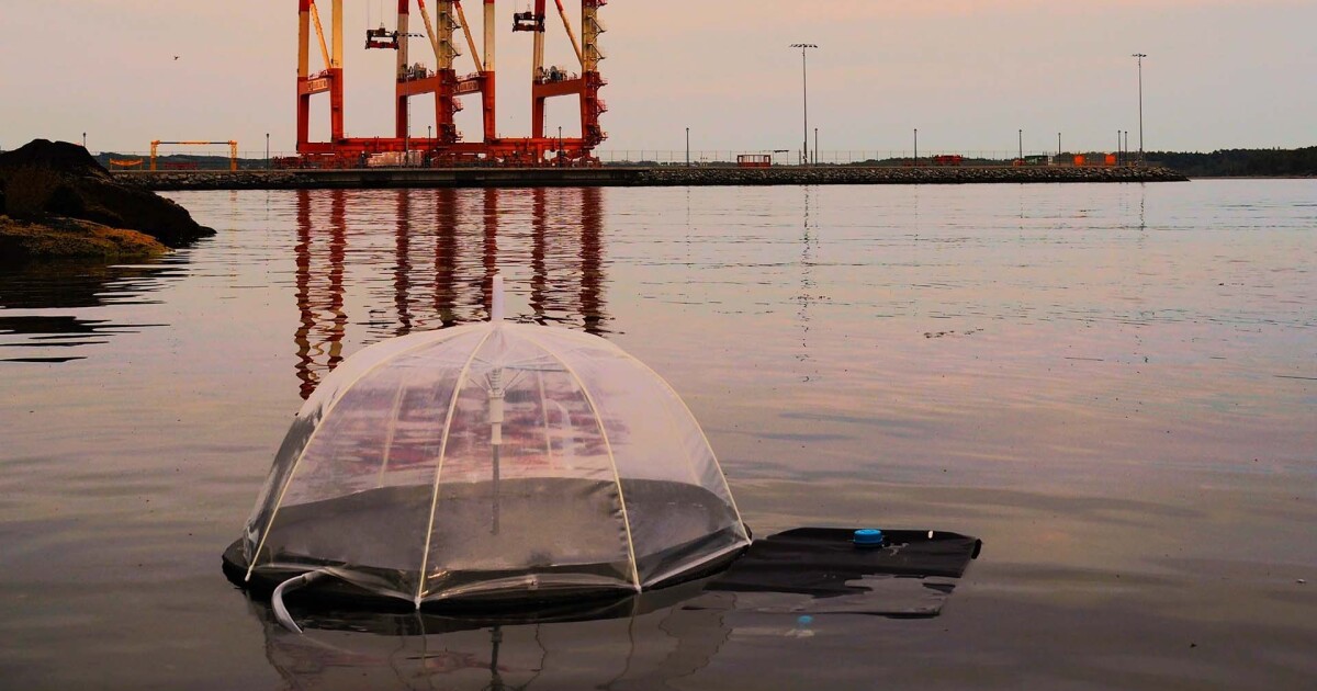 Un alambique solar hecho con neumáticos viejos purifica 15 vasos de agua al día