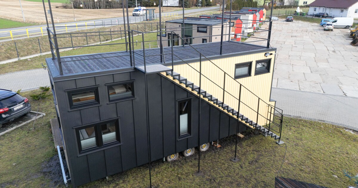 Una pequeña casa amplía el espacio habitable con una terraza en la azotea