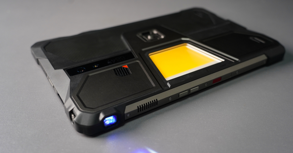 La tableta de aventuras con proyector está construida como un tanque
