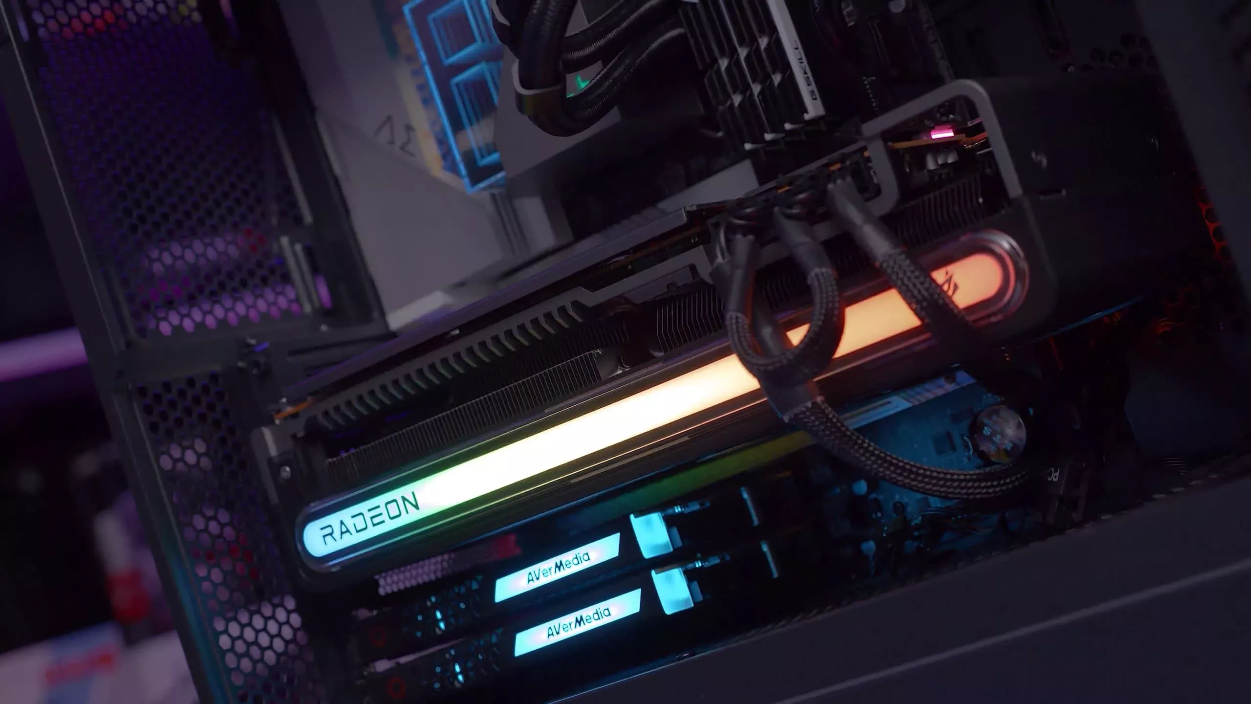 AMD Radeon RX 8800 XT podría competir cara a cara con RTX 4080 en rendimiento de trazado de rayos y ráster