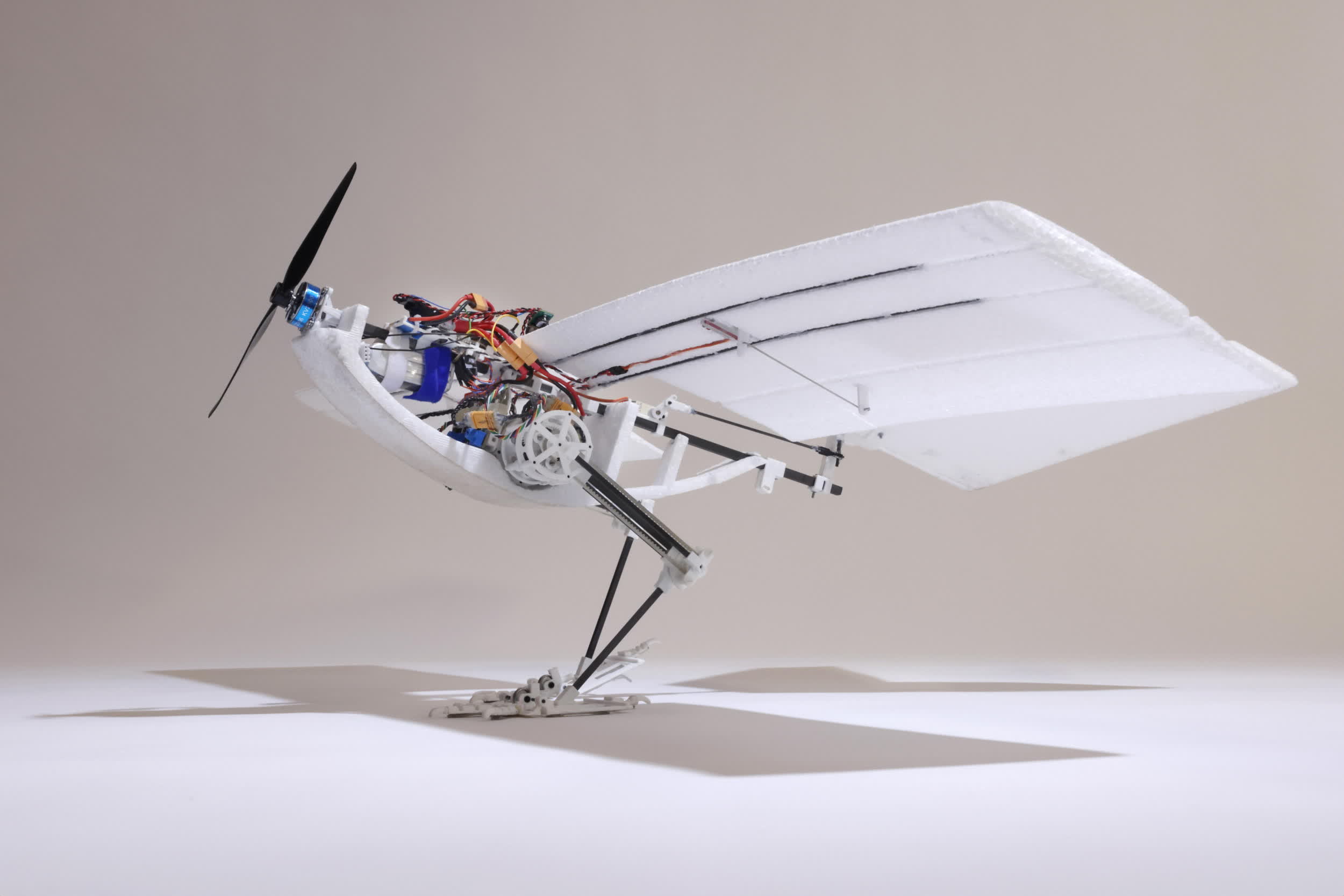 Este dron inspirado en pájaros es más eficiente energéticamente y más competente en maniobras de vuelo complejas.