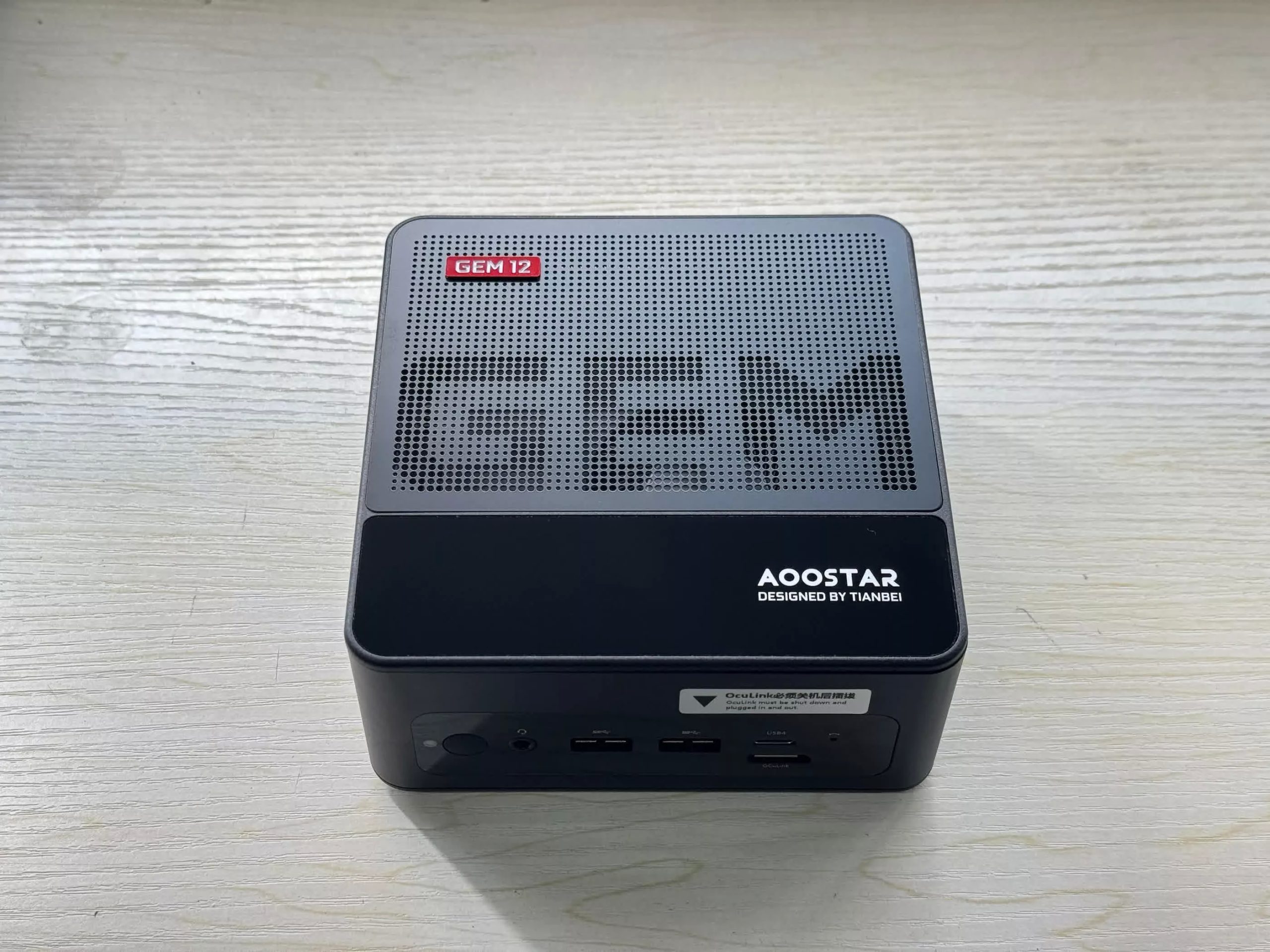 La nueva mini PC de Aoostar admite hasta cuatro monitores 8K, pantalla integrada y más