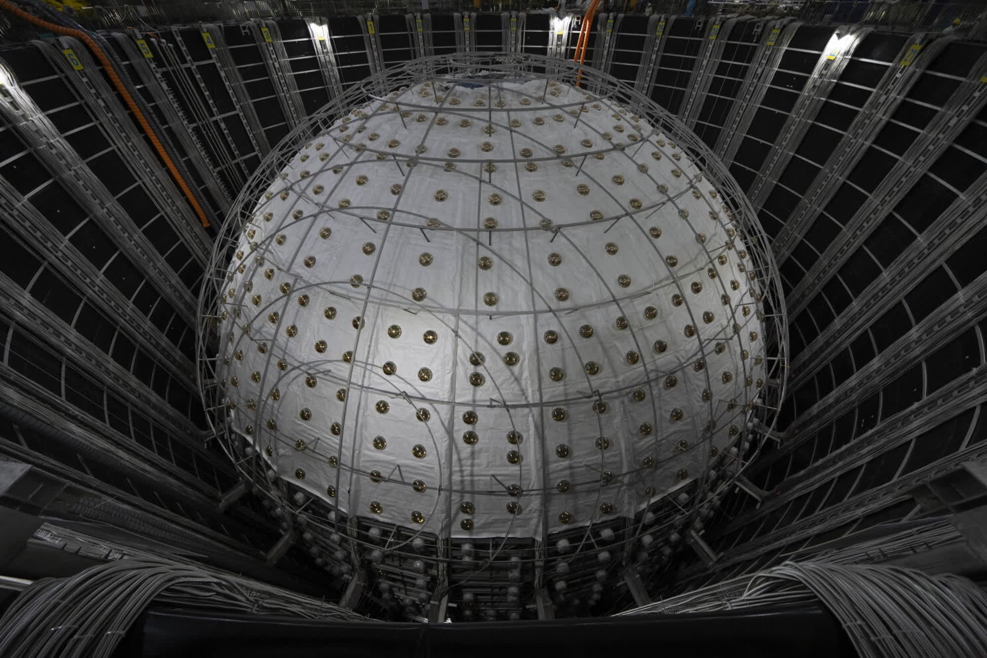 El observatorio de neutrinos de China está a punto de completarse y tiene como objetivo descubrir misterios cósmicos