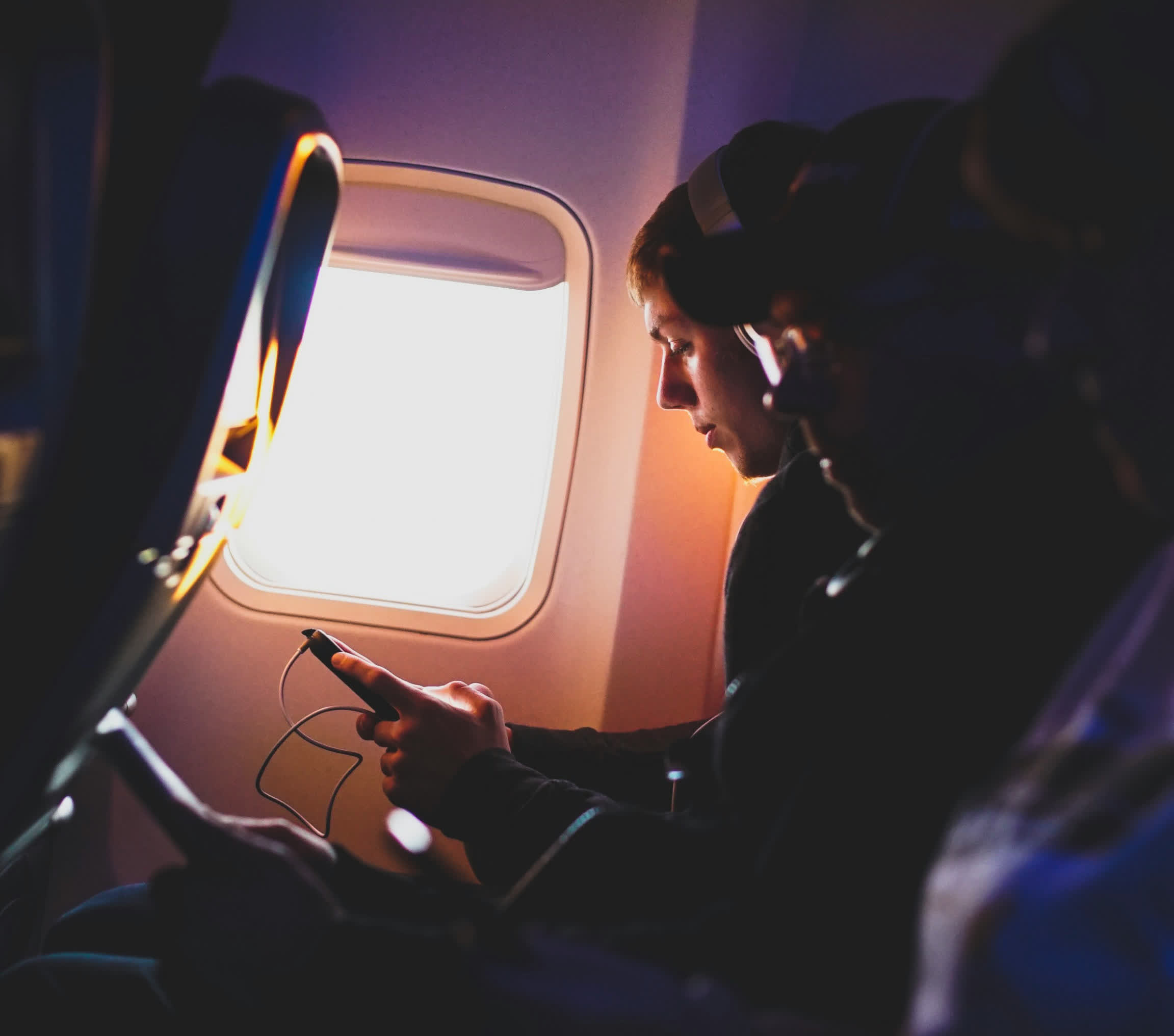 La indignación crece porque la gente no usa auriculares en aeropuertos y aviones, lo que molesta a quienes los rodean.